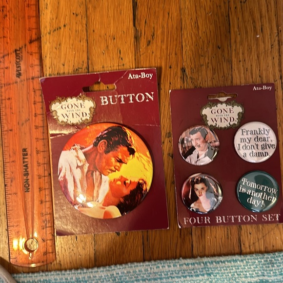 Set of 5 Gone With The Wind Buttons/Pins - Picture 5 of 6